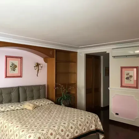 Luxury House With Private Garden 펜션 로마