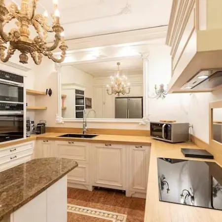 Luxury House With Private Garden Holiday home *